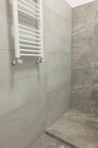 Un baño con ducha con puerta de cristal. en Rescossa Apartment, en Bucarest 35 fotos más