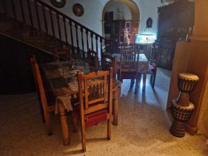 - une salle à manger avec une table et des chaises dans l'établissement Saracini's Homestay - 156, Emerald, à Attard