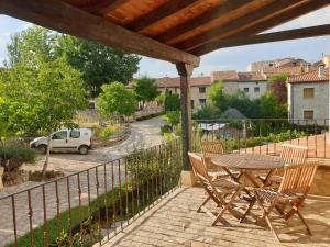 eine Terrasse mit einem Tisch und Stühlen auf dem Balkon in der Unterkunft Casa Rural don Rosendo in Olmeda de Cobeta