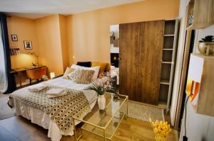 - une chambre avec un lit et un grand miroir dans l'établissement Petit cocon proche de la Porte de Versailles !, à Vanves