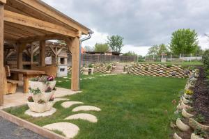 Photo de la galerie de l'établissement Vályog Vendégház, à Balatonendréd 25 autres photos