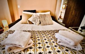 旺夫的住宿－Petit cocon proche de la Porte de Versailles !，一间卧室配有带毛巾的床