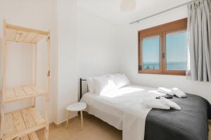Кровать или кровати в номере Pine in the sea Nikiti-Sithonia