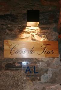 um sinal que diz macarrão do yearaiden em uma parede de pedra em Casa do Tear em Sobreira Formosa