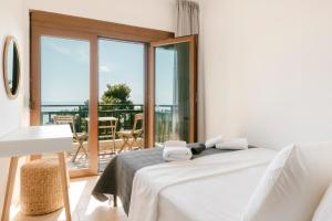 Кровать или кровати в номере Pine in the sea Nikiti-Sithonia