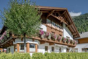 un edificio con cajas de flores en el balcón en Garni Vierjahreszeiten, en Sölden