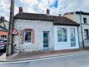 una pequeña casa de piedra al lado de una calle en Plongez dans le charme et le mystère de la maison Mythique, en Andenne