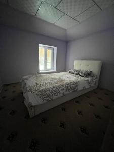 a bedroom with a bed and a window at Bagu HOMESTAY in Emts