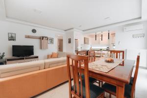 sala de estar con sofá y comedor en Zante Luxury Apartment en Argasi