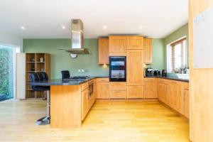 Kjøkken eller kjøkkenkrok på Entire 4-bed house - Bristol with Wifi, parking & dedicated workspaces