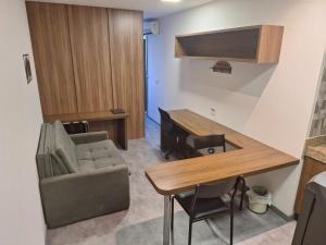 Hóspede já Nobile suites في برازيليا: غرفة معيشة مع طاولة وأريكة