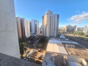 Hóspede já Nobile suites في برازيليا: اطلالة على شارع المدينة والمباني الطويلة