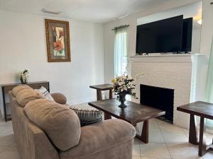 sala de estar con sofá y chimenea en Private Rooms in West Palm Beach - Next to Airport en West Palm Beach