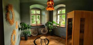 una sala de estar con macetas y una lámpara de araña. en Pałac Spiż koło Karpacza en Karpacz