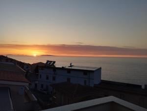 - une vue sur le coucher de soleil depuis le toit d'un bâtiment dans l'établissement Brezza Marina IUN R6124, à Castelsardo