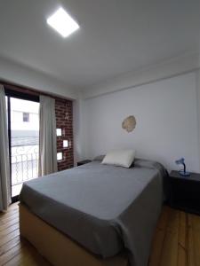 ein Schlafzimmer mit großem Bett und Fenster in der Unterkunft Departamento Pleno Centro in San Salvador de Jujuy