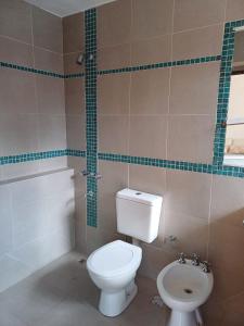 ein Badezimmer mit einer weißen Toilette und einem Waschbecken in der Unterkunft Departamento Pleno Centro in San Salvador de Jujuy