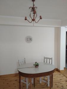 ein Esszimmer mit Tisch und Stühlen in der Unterkunft Departamento Pleno Centro in San Salvador de Jujuy
