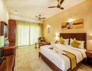 sypialnia z dużym łóżkiem w pokoju w obiekcie Hotel Linda Suites Near International Airport By LA CASA w Nowym Delhi