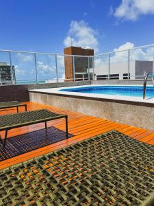 若昂佩索阿的住宿－Smart Hotel João Pessoa，建筑物屋顶上的游泳池