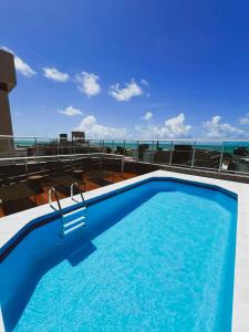 una piscina en la terraza de un crucero en Smart Hotel João Pessoa en João Pessoa