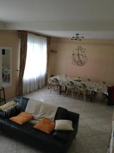 una sala de estar con un sofá y una mesa en Agréable maison, en Pons