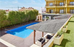 une image d'une villa avec piscine et toit dans l'établissement Lovely Apartment In Mazarrn With Outdoor Swimming Pool, à Bolnuevo