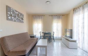 - un salon avec un canapé et une table dans l'établissement Amazing Apartment In Torrevieja With Kitchen, à Torrevieja