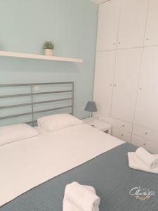 A bed or beds in a room at Apartment R&F1
