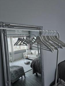 um espelho num quarto com uma cama e um sofá em Kaupunkikoti erinomaisella sijainnilla em Porvoo