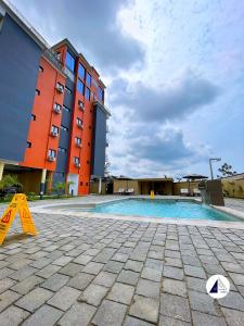 uma piscina em frente a um edifício em Residence P em Kribi
