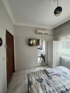 1 dormitorio con 1 cama y 1 dormitorio con mesa en Erkal Pension, en Antalya