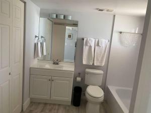 Ένα μπάνιο στο Ocean Front Ocean Village Condo