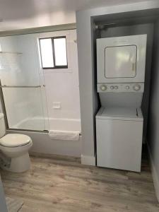 Ένα μπάνιο στο Ocean Front Ocean Village Condo