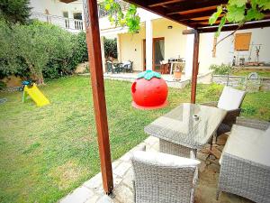 une terrasse avec une table et des chaises ainsi qu'une aire de jeux dans l'établissement Apartment Villa Panorama, à Thessalonique