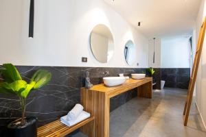 uma casa de banho com 2 lavatórios e um espelho em Villa Nof Yam em Santa Teresa