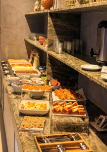 uma linha de buffet com muitas bandejas de comida em Smart Hotel João Pessoa em João Pessoa