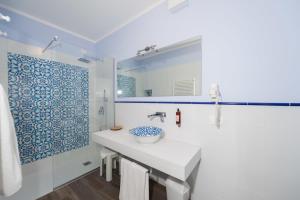 A bathroom at Locanda Fassa Még 37 kép