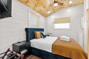 - une chambre avec un lit dans une petite maison dans l'établissement Block of 7 Lodges at Eden Reserve - For Groups, à Williamstown