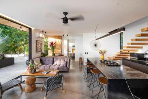 cocina y sala de estar con mesa y sillas en Villa Nof Yam, en Santa Teresa Beach