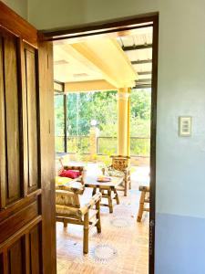 - un salon avec des canapés et une table dans l'établissement Chateau La Princesa with cozy terrace, à Puerto Princesa