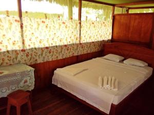San PedroにあるYanayacu Lodge Exploreの小さなベッドルーム(白いシーツ付きのベッド1台付)