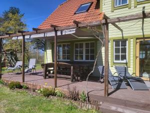 una casa con patio con mesa y sillas en Holidayhouse Tolsburg with sauna, en Toolse