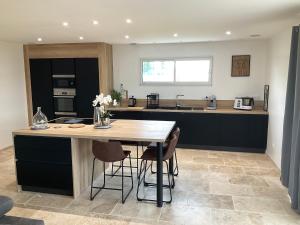 Η κουζίνα ή μικρή κουζίνα στο Vacances pleine campagne au pays des châteaux et bastides