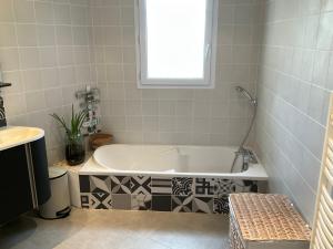 Ένα μπάνιο στο Vacances pleine campagne au pays des châteaux et bastides