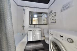 baño con lavabo y espejo en Однокомнатные апартаменты на Мангилик ел 51, en Astana