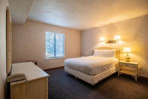 En eller flere senge i et værelse på Sweetwater at Lake Conroe, a VRI resort