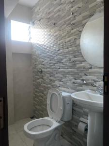 Amaca Suites في سانتا كروز دي لا سيرا: حمام مع مرحاض ومغسلة
