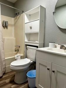 La salle de bains est pourvue de toilettes, d'un lavabo et d'un miroir. dans l'établissement Modern Stay 7, à Eagle Pass
