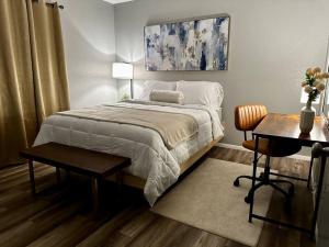 - une chambre avec un lit, une table et un bureau dans l'établissement Modern Stay 7, à Eagle Pass